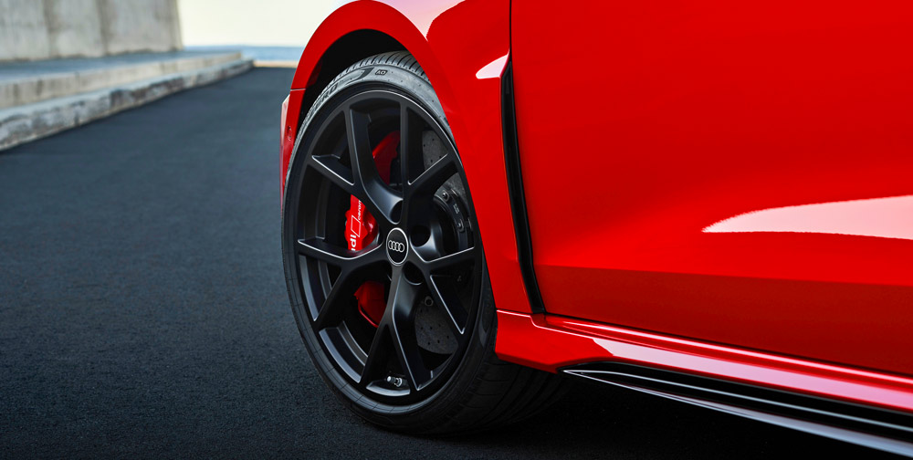 Pirelli P Zero Trofeo R, Nürburgring'de yeni tur rekoru kırdı.
