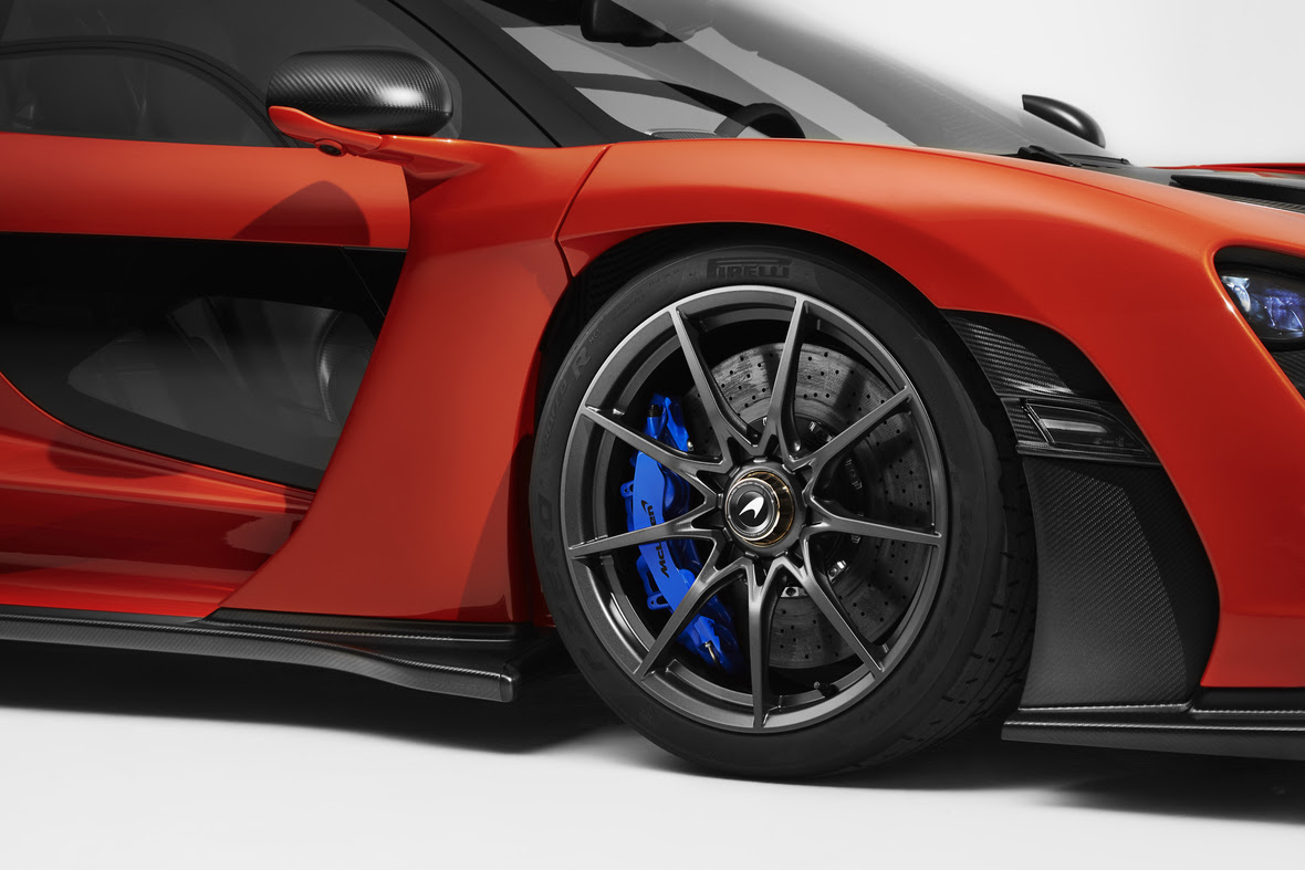 Pirelli, McLaren Senna P15 için özel lastikler üretti.