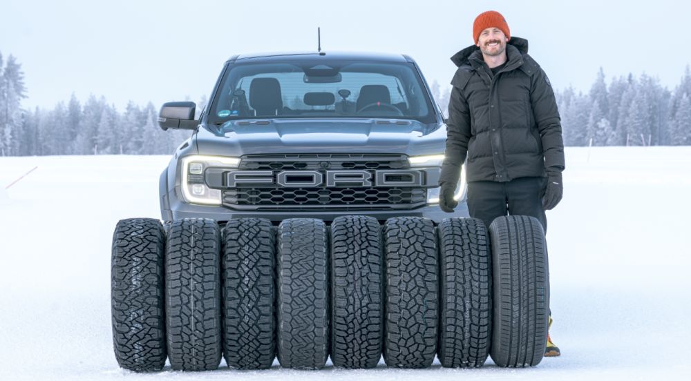 Kış lastiği testinde bir Ford pikabın önünde karda sıralanmış arazi lastikleri