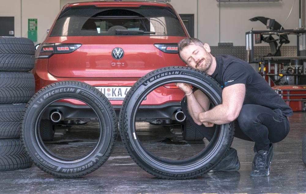 Jonathan Benson, bir Volkswagen Golf GTI test aracının önünde iki Michelin lastikle