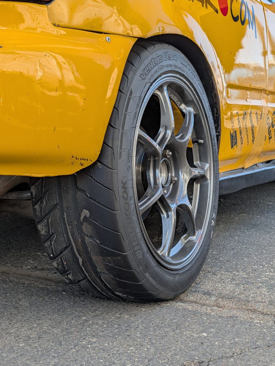 Civic'in arka aksında Hankook Ventus RS4