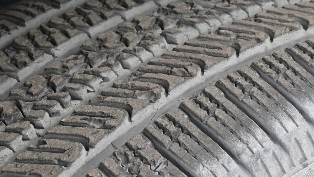 Arazi testlerinden sonra Pirelli Scorpion AS Plus 3'ün kenarları kopmuş ve yırtılmış diş bloklarının yakın çekimi