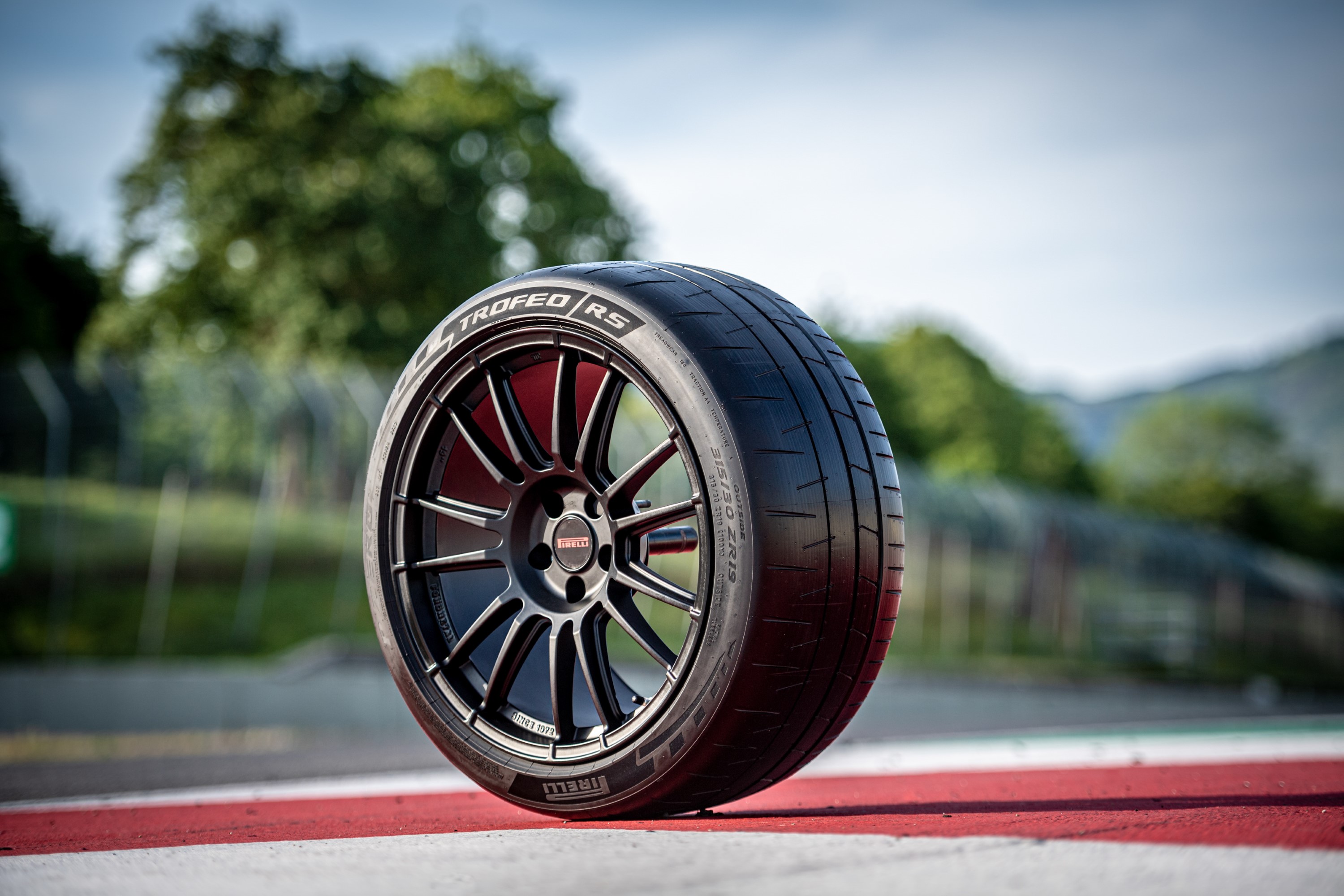 Pirelli P Zero Trofeo RS